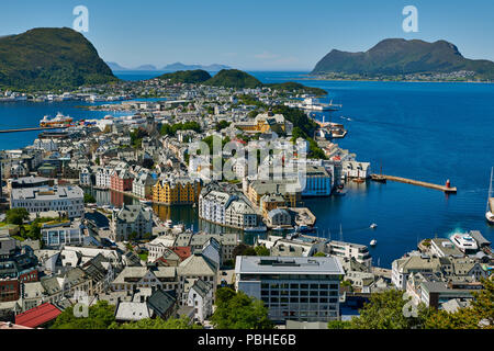 Vue depuis la colline Aksla Alesund et les eaux environnantes, Byrampen point de vue, More og Romsdal, Norway, Scandinavia, Europe Banque D'Images