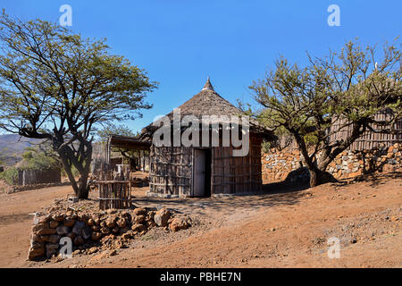 Arrondis typiques huttes djiboutienne dans un village dans le nord de Djibouti, jour Parc national forestier ( Forêt du jour) dans la Corne de l'Afrique Banque D'Images