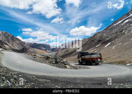 Route à travers l'Himalaya de Manali à Leh/Ladakh, Cachemire, Inde 2018.le camion roule sur une route sinueuse de montagne. Banque D'Images