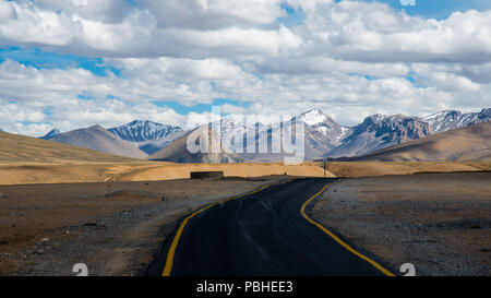 Belle vue himalayenne de la région du ladakh (Manali - Leh Road), Ladakh, Cachemire, Inde.route d'Asphalt menant vers les sommets de montagne Banque D'Images