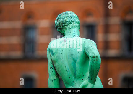 Statue de Narcisse, copie romaine de l'original grec par un artiste inconnu du 5e siècle avant J.-C., Musée de géologie dans l'arrière-plan Banque D'Images