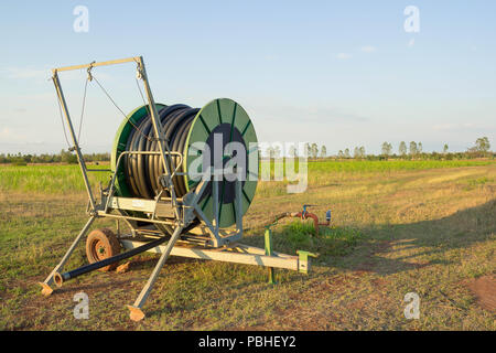 Pipeline d'eau sur le domaine agricole au printemps. Banque D'Images