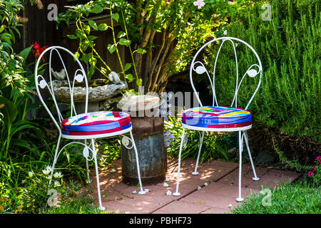 La crème glacée des chaises dans un coin tranquille du jardin Banque D'Images