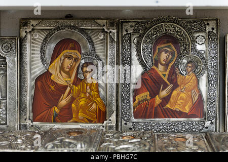 KALAMBAKA, GRÈCE - 20 mars 2015 : plusieurs icônes dans la boutique de souvenirs en Grèce. Icône est populaires souvenir de Grèce Banque D'Images