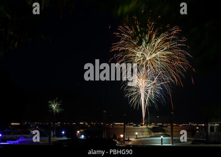 Belle Quatrième de juillet d'artifice sur le lac brillant coeur d'Alene en Idaho avec plusieurs bateaux de l'eau et l'éviction du dock. Banque D'Images