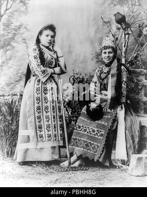 Les femmes ukrainiennes ou russes peu de femmes en costume national 1900-1923 Banque D'Images