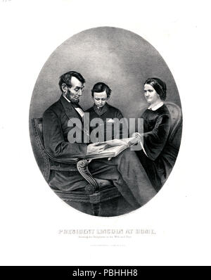 Le président Lincoln à la maison lire les Ecritures à sa femme et son fils Banque D'Images