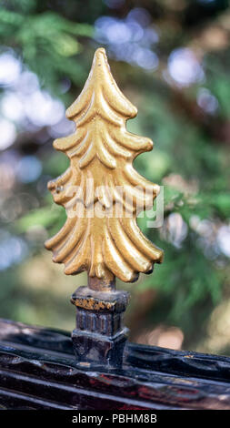 Clôture décorative pointe avec une forme d'arbre de pin Banque D'Images
