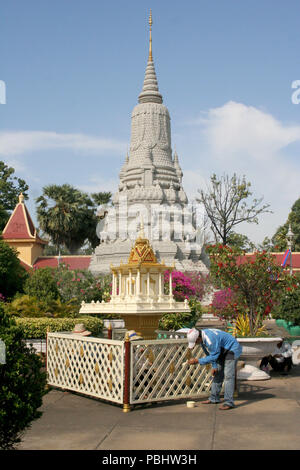 Peinture clôture autour de l'homme statue dans un parc du Palais Royal, Phnom Penh, Cambodge Banque D'Images