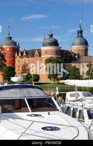 Mariefred, Suède - le 29 juillet 2017 : les bateaux de plaisance en face de la couleur rouge Château Gripsholm dans la province de Sodermanland. Banque D'Images