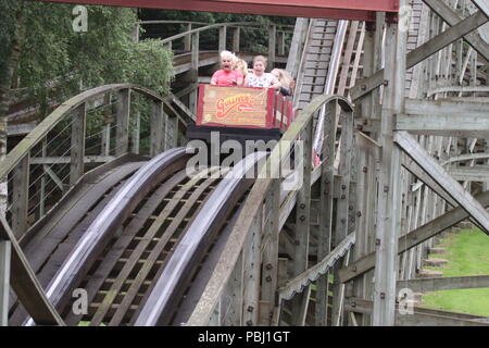 Warrington, Royaume-Uni Kerry Katona passe journée au monde de Gulliver avec sa famille Ian crédit Fairbrother/Alamy Stock Photos Banque D'Images