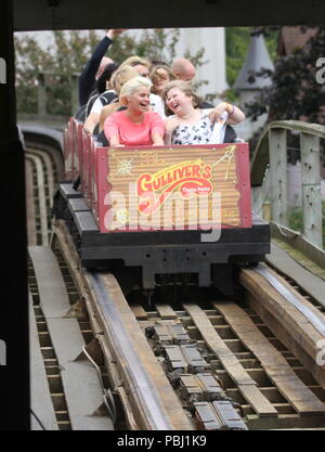 Warrington, Royaume-Uni Kerry Katona passe journée au monde de Gulliver avec sa famille Ian crédit Fairbrother/Alamy Stock Photos Banque D'Images