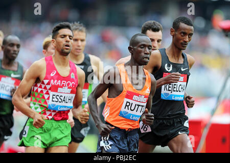 Cyrus RUTTO (Kenya), Yomif KEJELCHA (Ethiopie) en compétition dans l'épreuve du 5000m au final, 2018, l'IAAF Diamond League Jeux Anniversaire, Queen Elizabeth Olympic Park, Stratford, London, UK. Banque D'Images