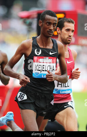 Yomif KEJELCHA (Éthiopie) et Ryan HILL (Etats-Unis d'Amérique) en compétition dans l'épreuve du 5000m au final, 2018, l'IAAF Diamond League Jeux Anniversaire, Queen Elizabeth Olympic Park, Stratford, London, UK. Banque D'Images