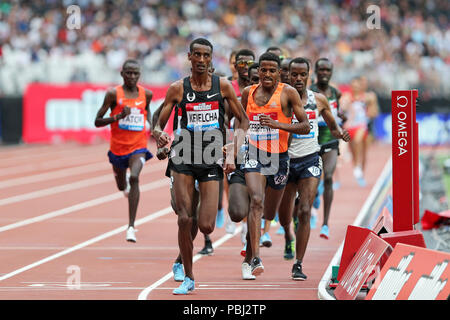 Yomif KEJELCHA (Ethiopie), Hagos GEBRHIWET (Ethiopie) en compétition dans l'épreuve du 5000m au final, 2018, l'IAAF Diamond League Jeux Anniversaire, Queen Elizabeth Olympic Park, Stratford, London, UK. Banque D'Images