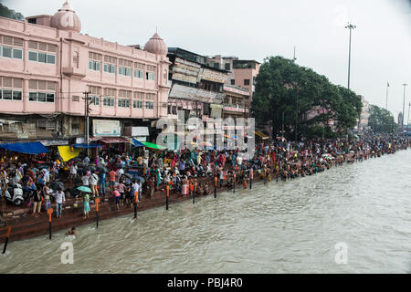 Les pèlerins hindous sur les rives du Gange, Haridwar Inde, Asie Banque D'Images