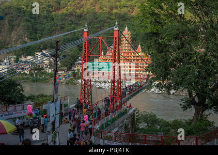 Lakshman Jhula Bridge, pont suspendu en fer de l'autre côté de la rivière Gange, Rishikesh, Inde Banque D'Images