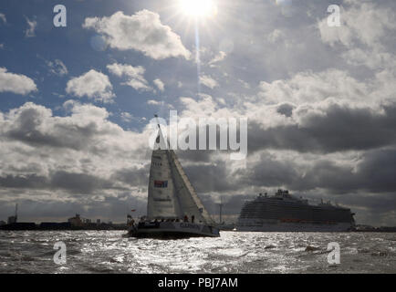 L'équipe Garmin passe devant le bateau de croisière Royal Princess lors d'une « finale » pour terminer la Clipper 2017-2018 Round the World Yacht Race sur le fleuve Mersey à Liverpool. Banque D'Images
