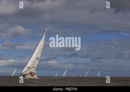L'équipe Garmin (avant) lors d'une « finition imprimée » pour conclure la Clipper 2017-2018 Round the World Yacht Race sur le fleuve Mersey à Liverpool. Banque D'Images