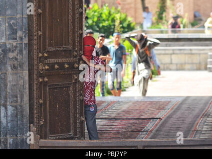 Srinagar, Inde. 27 juillet, 2018. Les gens en conflit avec les forces indiennes poster la prière du vendredi au cours de manifestations Anti-India dans la vieille ville de Srinagar, Cachemire indien le 27 juillet 2018. Credit : Muzamil Mattoo/Pacific Press/Alamy Live News Banque D'Images