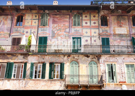 Mazzanti house dans la Piazza delle Erbe de Vérone, Italie Banque D'Images