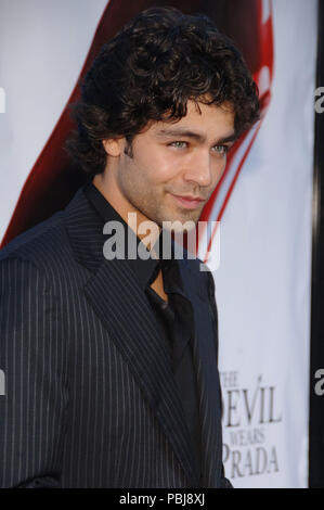 Adrian Grenier arrivant à la The Devil Wears Prada au Westwood Theatre de Los Angeles. 22 juin 2006.GrenierAdrian219 Red Carpet Event, Vertical, USA, Cinéma, Célébrités, photographie, Bestof, Arts, Culture et divertissement, Célébrités Topix fashion / Vertical, Best of, événement dans la vie d'Hollywood, Californie - Tapis rouge et en backstage, USA, Cinéma, Célébrités, cinéma, télévision, Célébrités célébrités musique, photographie, Arts et culture, Bestof, divertissement, Topix headshot, vertical, une personne, à partir de l'an 2006, enquête tsuni@Gamma-USA.com Banque D'Images