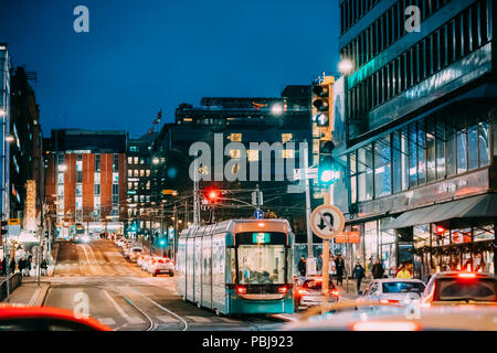 Helsinki, Finlande. Départ à partir de l'arrêt de tramway sur la rue Kaivokatu à Helsinki. Vue nocturne de la rue Kaivokatu à Kluuvi District dans la soirée ou la nuit malade Banque D'Images