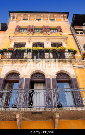 Détails façade dans Piazza delle Erbe de Vérone, Italie Banque D'Images