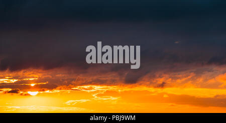 Lever coucher Soleil Ciel. Dramatique nuages ciel lumineux avec. Jaune, orange, bleu et Magenta Couleurs. Panorama, Vue Panoramique Banque D'Images