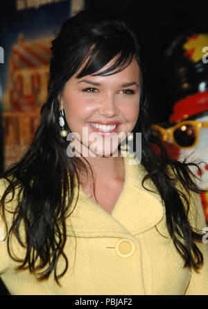 Tiffany Amber Thiessen arrivant à Deck the halls Premiere au Chinese Theatre de Los Angeles. KebbelArielle sourire headshot058 Red Carpet Event, Vertical, USA, Cinéma, Célébrités, photographie, Bestof, Arts, Culture et divertissement, Célébrités Topix fashion / Vertical, Best of, événement dans la vie d'Hollywood, Californie - Tapis rouge et en backstage, USA, Cinéma, Célébrités, cinéma, télévision, Célébrités célébrités musique, photographie, Arts et culture, Bestof, divertissement, Topix headshot, vertical, une personne, à partir de l'an 2006, enquête tsuni@Gamma-USA.com Banque D'Images