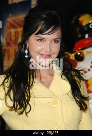 Tiffany Amber Thiessen arrivant à Deck the halls Premiere au Chinese Theatre de Los Angeles. lengthKebbelArielle plein headshot060 Red Carpet Event, Vertical, USA, Cinéma, Célébrités, photographie, Bestof, Arts, Culture et divertissement, Célébrités Topix fashion / Vertical, Best of, événement dans la vie d'Hollywood, Californie - Tapis rouge et en backstage, USA, Cinéma, Célébrités, cinéma, télévision, Célébrités célébrités musique, photographie, Arts et culture, Bestof, divertissement, Topix headshot, vertical, une personne, à partir de l'an 2006, enquête tsuni@Gamma-USA.com Banque D'Images