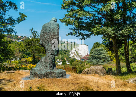 Statue par Oscar Nemon Winston Churchill,pins,jardin,St Margarets Bay,Dover Kent,à la recherche vers les falaises blanches de Douvres Banque D'Images