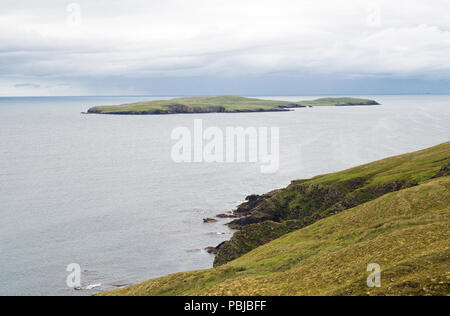 L'île de Mousa, juste à côté de la partie continentale de la Shetland, a le mieux conservé l'âge de fer broch (fort) en Europe. Il est visible sur la droite de l'île. Banque D'Images