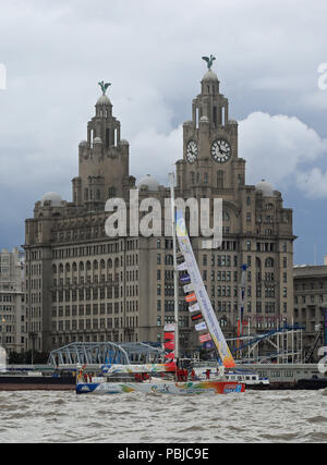 Le yacht de la côte de Sanya Serenity passe devant le Royal Liver Building après une « finition imprimée » pour conclure la Clipper 2017-2018 Round the World Yacht Race sur la rivière Mersey à Liverpool. Banque D'Images