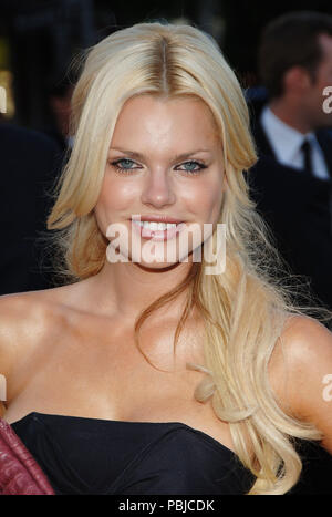 Sophie Monk arrivant à l'CLIQUEZ SUR Première au Westwood Village Theatre de Los Angeles. 14 juin 2006.MonkSophie011 Red Carpet Event, Vertical, USA, Cinéma, Célébrités, photographie, Bestof, Arts, Culture et divertissement, Célébrités Topix fashion / Vertical, Best of, événement dans la vie d'Hollywood, Californie - Tapis rouge et en backstage, USA, Cinéma, Célébrités, cinéma, télévision, Célébrités célébrités musique, photographie, Arts et culture, Bestof, divertissement, Topix headshot, vertical, une personne, à partir de l'an 2006, enquête tsuni@Gamma-USA.com Banque D'Images