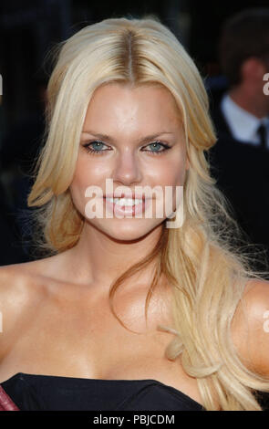 Sophie Monk arrivant à l'CLIQUEZ SUR Première au Westwood Village Theatre de Los Angeles. 14 juin 2006.MonkSophie012 Red Carpet Event, Vertical, USA, Cinéma, Célébrités, photographie, Bestof, Arts, Culture et divertissement, Célébrités Topix fashion / Vertical, Best of, événement dans la vie d'Hollywood, Californie - Tapis rouge et en backstage, USA, Cinéma, Célébrités, cinéma, télévision, Célébrités célébrités musique, photographie, Arts et culture, Bestof, divertissement, Topix headshot, vertical, une personne, à partir de l'an 2006, enquête tsuni@Gamma-USA.com Banque D'Images