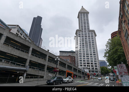 Seattle, Washington - 30 juin 2018 : Smith Tower, le plus ancien gratte-ciel de ville, a été construit en 1914. "L'encrage" navire parking couvert, premier plan, a été construit Banque D'Images