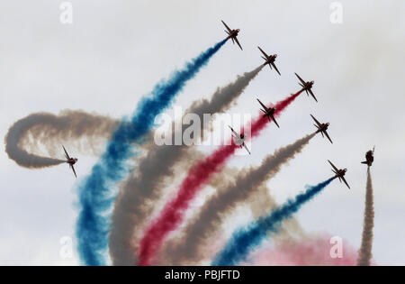 Les flèches rouges effectuer un RAF100 hommage lors du Spectacle aérien national de l'Écosse qui a lieu au Musée National de vol dans l'East Lothian. Banque D'Images