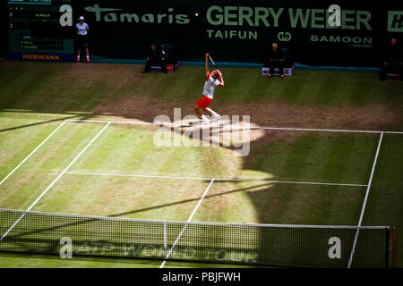 Roger Federer sert lors de la finale du 2013 Gerry Weber Open à Halle (Westfalen), Allemagne. Banque D'Images