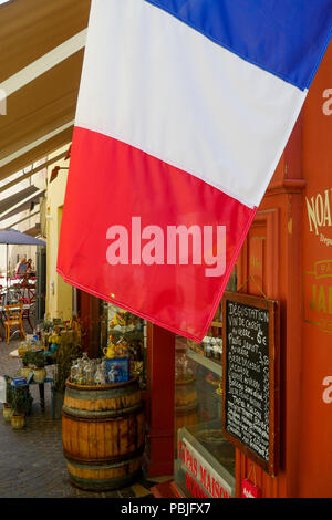 Drapeau français sur une vitrine, Cassis, Bouches-du-Rhône, France Banque D'Images