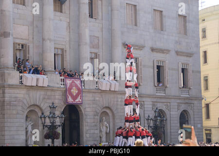 Barcelone, Catalogne, 24 Septembre 2017 : Castellers pendant la célébration Merce à Barcelone. Sur la Plaza Sant Jaume, à l'hôtel de ville. Banque D'Images