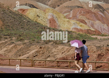 Zhangye, Chine. 27 juillet, 2018. Les touristes profiter de paysages à l'échelle nationale Danxia Zhangye Zhangye dans le parc géologique du nord-ouest de la Chine, la province du Gansu. Credit : Asie/Pacifique SIPA Press/Alamy Live News Banque D'Images