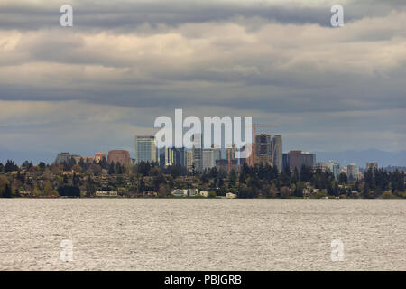Ville de Bellevue Washington skyline le long du lac Washington Banque D'Images