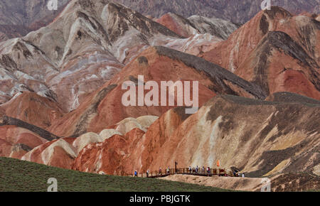 Zhangye, Chine. 27 juillet, 2018. Les touristes profiter de paysages à l'échelle nationale Danxia Zhangye Zhangye dans le parc géologique du nord-ouest de la Chine, la province du Gansu. Credit : Asie/Pacifique SIPA Press/Alamy Live News Banque D'Images