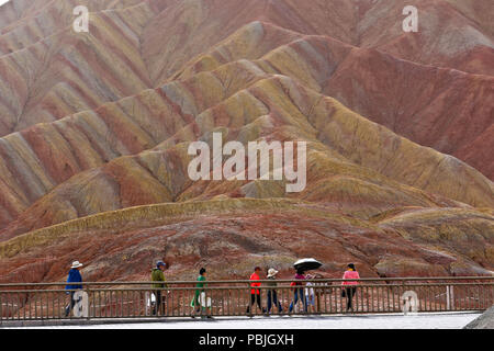 Zhangye, Chine. 27 juillet, 2018. Les touristes profiter de paysages à l'échelle nationale Danxia Zhangye Zhangye dans le parc géologique du nord-ouest de la Chine, la province du Gansu. Credit : Asie/Pacifique SIPA Press/Alamy Live News Banque D'Images