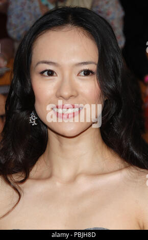 Ziyi Zhang arrivant à la 12e édition annuelle des Screen Actors Guild Awards au Shrine Auditorium à Los Angeles, le dimanche 29 janvier 2006ZiyiZhang156 Red Carpet Event, Vertical, USA, Cinéma, Célébrités, photographie, Bestof, Arts, Culture et divertissement, Célébrités Topix fashion / Vertical, Best of, événement dans la vie d'Hollywood, Californie - Tapis rouge et en backstage, USA, Cinéma, Célébrités, cinéma, télévision, Célébrités célébrités musique, photographie, Arts et culture, Bestof, divertissement, Topix headshot, vertical, une personne, à partir de l'an 2006, enquête tsuni@Gamma-USA.c Banque D'Images