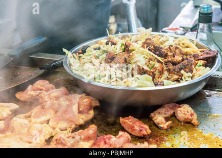 Israël, Tel Aviv - 16 mars 2018 : la cuisson à Shuk marché hacarmel Banque D'Images