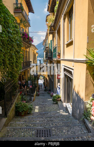 BELLAGIO, ITALIE - 1 juillet 2018 : Ruelle du Bellagio au lac, dans l'arrière-plan un aperçu du lac,Italie Banque D'Images