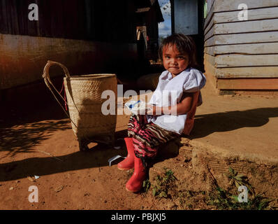 Dalat, Vietnam - Dec 4, 2015. Un enfant jouant au village ethnique à Dalat, au Vietnam. Dalat est situé à 1 500 m (4 900 ft) au-dessus du niveau de la mer sur la Langbian P Banque D'Images