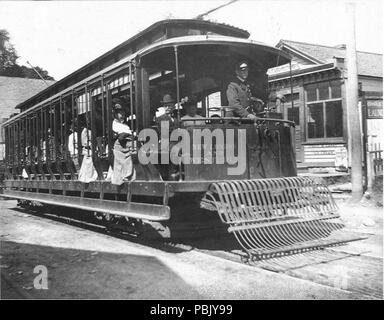 . Anglais : UN Groton et Stonington Street Railway (voiture appelée New London et à l'Ouest) à son terminus de Groton, le coin de l'école et des rues Thames. vers 1915 1094 New London et à l'ouest de Groton trolley vers 1915 Banque D'Images